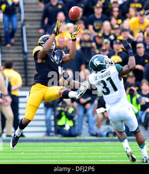 Iowa City, Iowa, USA. 5. Oktober 2013. Am 5. Oktober. 2013: Iowa WR #4 Tevaun Smith macht einen Haken in der NCAA Football-Spiel zwischen dem Iowa Hawkeyes und der Michigan State Spartans Kinnick Stadium in Iowa City, Iowa.Ke Lu/CSM/Alamy Live News Stockfoto