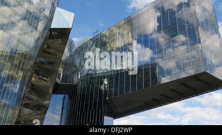 Niedrigen Winkel Blick auf blauen Himmel und Wolken spiegeln sich in Glas fronted Torre Mare Nostrum, Barcelona, Spanien Stockfoto