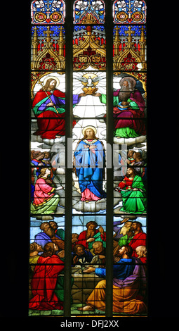 Krönung der Jungfrau Maria, Glasfenster in der Kathedrale von Zagreb Stockfoto