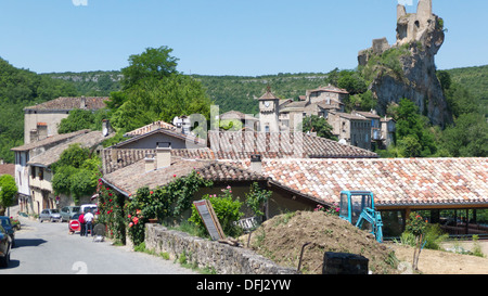 Burgruine auf Felsformation oberhalb Penne Dorfes, Tarn et Konkurrenz, Frankreich Stockfoto