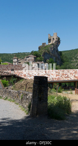 Burgruine auf Felsformation über Penne, Tarn et Garonne, Frankreich Stockfoto