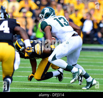 Iowa City, Iowa, USA. 5. Oktober 2013. Am 5. Oktober. 2013: Michigan State WR #13 Bennie Fowler einen Haken machen, während der NCAA Football-Spiel zwischen dem Iowa Hawkeyes und der Michigan State Spartans Kinnick Stadium in Iowa City, Iowa.Ke Lu/CSM/Alamy Live News Stockfoto