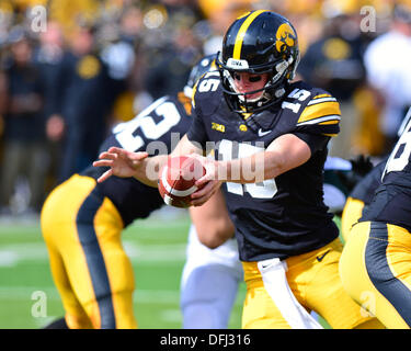 Iowa City, Iowa, USA. 5. Oktober 2013. Am 5. Oktober. 2013: Iowa QB #15 Jake Rudock Vortäuschen einer Übergabe während der NCAA Football-Spiel zwischen dem Iowa Hawkeyes und der Michigan State Spartans Kinnick Stadium in Iowa City, Iowa.Ke Lu/CSM/Alamy Live News Stockfoto