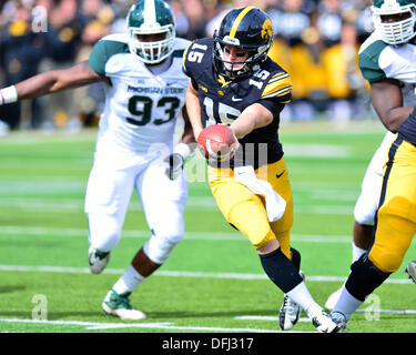 Iowa City, Iowa, USA. 5. Oktober 2013. Am 5. Oktober. 2013: Iowa QB #15 Jake Rudock in Aktion während der NCAA Football-Spiel zwischen dem Iowa Hawkeyes und der Michigan State Spartans Kinnick Stadium in Iowa City, Iowa.Ke Lu/CSM/Alamy Live News Stockfoto