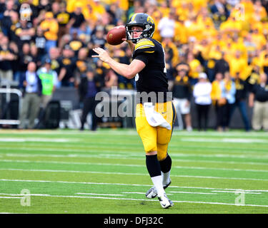 Iowa City, Iowa, USA. 5. Oktober 2013. Am 5. Oktober. 2013: Iowa QB #15 Jake Rudock macht einen Wurf in der NCAA Football-Spiel zwischen dem Iowa Hawkeyes und der Michigan State Spartans Kinnick Stadium in Iowa City, Iowa.Ke Lu/CSM/Alamy Live News Stockfoto