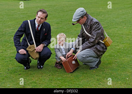 Archie, ein Kriegszeiten Kind komödienhaften bekommt Hilfe von einem Luftangriff Vorsichtsmaßnahmen Warden und Zivilist in diesem vierziger Jahre Erholung in Hughenden Manor. Stockfoto