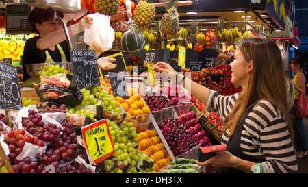 Frau, Kauf von Obst und Gemüse Stall im Markt La Boqueria, Las Ramblas, Barcelona, Spanien Stockfoto