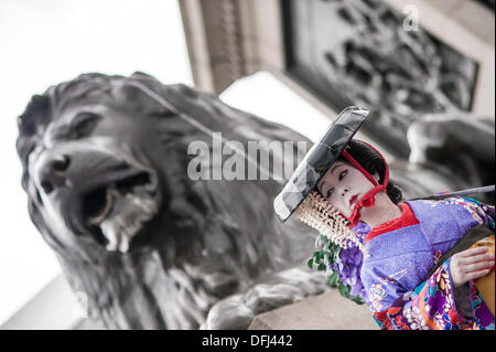 Trafalgar Square, London, UK. 5. Oktober 2013. Akitoshi Handa ruht hinter den Kulissen unter einem Trafalgar Square Löwen kurz vor der Nihon Buyo auftritt, Teil von Japan Matsuri 2013 Credit: Carole Edrich/Alamy Live News Stockfoto