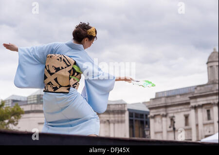 Trafalgar Square, London, UK. 5. Oktober 2013. Nihon Buyo Tänzerin auf der Bühne am Japan Matsuri 2013, Trafalgar Square, London. 05/10 Credit: Carole Edrich/Alamy Live-Nachrichten Stockfoto