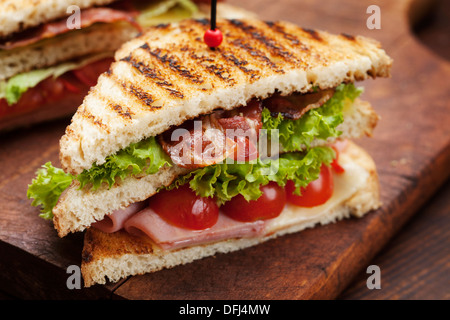 Nahaufnahme von frischen Sandwich mit Schinken, Speck, Tomaten, Käse und Salat Stockfoto