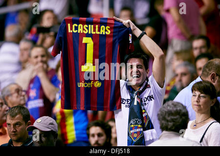 Valencia, Spanien. 5. Oktober 2013. Ein Suporter zeigt ein Casillas T-shirt während der La Liga-Spiel zwischen Levante und Real MAdrid im Stadion, Valencia Credit Ciutat de Valencia: Action Plus Sport/Alamy Live News Stockfoto