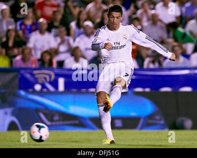 Valencia, Spanien. 5. Oktober 2013. Mittelfeldspieler Cristiano Ronaldo von Real Madrid schlägt während der La Liga-Spiel zwischen Levante und Real MAdrid im Stadion, Valencia Credit Ciutat de Valencia: Action Plus Sport/Alamy Live News Stockfoto