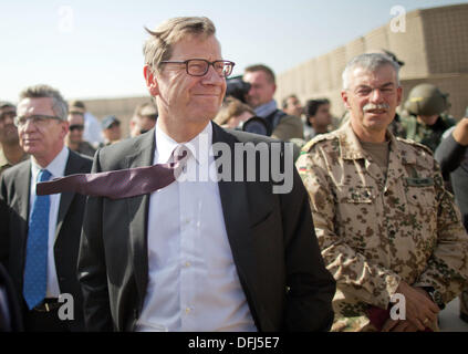 Außenminister Guido Westerwelle (FDP, M.), Verteidigungsminister Thomas de Maizière (CDU, l) Und der beibehaltene des Regionalkommandos Nord (RC North) Jörg Vollmer Kommen am 06.10.2013 in Das Feldlager der Bundeswehr in Kundus in Afghanistan. Nach der Offiziellen Übergabe des Feldlagers Die Afghanische Armee (ANA) Und Die Afghanische Bundespolizei Ancop, Sollen Die Letzten Verbliebenen Deutschen Soldaten aus Dem Lager Abziehen. Foto: Michael Kappeler/dpa Stockfoto