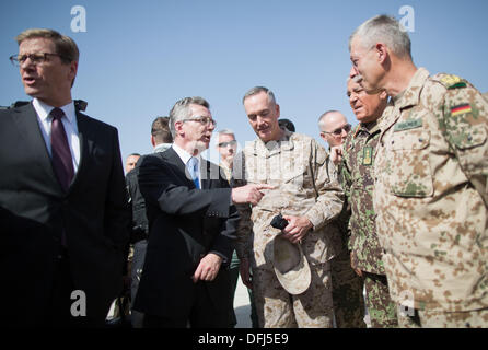 Verteidigungsminister Thomas de Maizière (CDU), ISAF-beibehaltene Joseph Dunford (M.), Außenminister Guido Westerwelle (FDP, l), der beibehaltene des Regionalkommandos Nord (RC North), Jörg Vollmer, Sowie der allgemeinen der Afghanischen Armee Zalmai Wisa (2.v.r.) Unterhalten Sich am 06.10.2013 Nach Ihrer Ankunft Im Feldlager der Bundeswehr in Kundus in Afghanistan. Nach der Offiziellen Übergabe des Feldlagers Die Afghanische Armee (ANA) Und Die Afghanische Bundespolizei Ancop, Sollen Die Letzten Verbliebenen Deutschen Soldaten aus Dem Lager Abziehen. Foto: Michael Kappeler/dpa Stockfoto