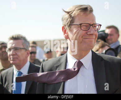 Außenminister Guido Westerwelle (FDP, R) Und Verteidigungsminister Thomas de Maizière (CDU) Kommen bin 06.10.2013 in Das Feldlager der Bundeswehr in Kundus in Afghanistan. Nach der Offiziellen Übergabe des Feldlagers Die Afghanische Armee (ANA) Und Die Afghanische Bundespolizei Ancop, Sollen Die Letzten Verbliebenen Deutschen Soldaten aus Dem Lager Abziehen. Foto: Michael Kappeler/dpa Stockfoto