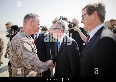 Verteidigungsminister Thomas de Maizière (CDU, M.) Und Außenminister Guido Westerwelle (FDP, R) Begrüßen bin 06.10.2013 Nach Ihrer Ankunft Im Feldlager der Bundeswehr in Kundus (Afghanistan) Den ISAF-beibehaltene Joseph Dunford (l). Nach der Offiziellen Übergabe des Feldlagers Die Afghanische Armee (ANA) Und Die Afghanische Bundespolizei Ancop, Sollen Die Letzten Verbliebenen Deutschen Soldaten aus Dem Lager Abziehen. Foto: Michael Kappeler/dpa Stockfoto