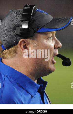 Columbia, South Carolina, USA. 6. Oktober 2013. 5. Oktober 2013 - Columbia, South Carolina, USA-. Kentucky Trainer Mark Stoop Kommunikation während der NCAA Football-Spiel zwischen den Kentucky Wildcats und der University of South Carolina Gamecocks Williams-Bryce-Stadion in Columbia, South Carolina-Credit: Csm/Alamy Live-Nachrichten Stockfoto