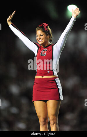 Columbia, South Carolina, USA. 6. Oktober 2013. 5. Oktober 2013 - Columbia, South Carolina, USA-. South Carolina Cheerleader führt während der NCAA Football-Spiel zwischen den Kentucky Wildcats und die University of South Carolina Gamecocks Williams-Bryce-Stadion in Columbia, South Carolina Credit: Csm/Alamy Live-Nachrichten Stockfoto