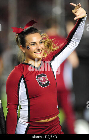 Columbia, South Carolina, USA. 6. Oktober 2013. 5. Oktober 2013 - Columbia, South Carolina, USA-. South Carolina Cheerleader führt während der NCAA Football-Spiel zwischen den Kentucky Wildcats und die University of South Carolina Gamecocks Williams-Bryce-Stadion in Columbia, South Carolina Credit: Csm/Alamy Live-Nachrichten Stockfoto