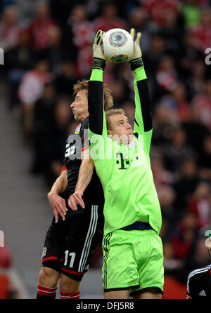 Leverkusen, Deutschland. 5. Oktober 2013. Deutsche Fußball Bundesliga Saison 2013/14, 8. Spieltag, 5.10.2013, BayArena Leverkusen, Bayer 04 Leverkusen (Schwarz) - FC Bayern MŸnchen (Muenchen, München, FCB, Weiss)---TorhŸter Manuel Neuer (FC Bayern Muenchen) Streckt Sich Und Rettet Den Ball Vor Stefan Kie§ling (Kiessling) (Leverkusen) Credit: Kolvenbach/Alamy Live-Nachrichten Stockfoto