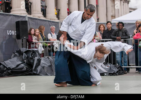 Trafalgar Square, London, UK.  Die fünfte jährliche Japan Matsuri findet, japanische Kultur im Herzen der Hauptstadt zu feiern.  Eine Demonstration der Kampfkunst Aikido von Mitgliedern der London Aikikai. Bildnachweis: Stephen Chung/Alamy Live-Nachrichten Stockfoto