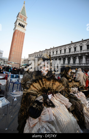 Darsteller in Kostümen und Masken während des Karnevals in Venedig Italien Stockfoto