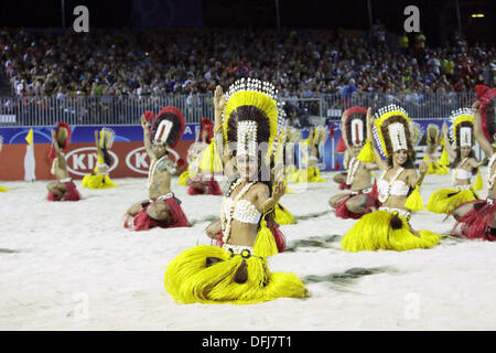 Papeete, Tahiti. 28. September 2013. Tänzer Beach-Soccer: FIFA Beach Soccer World Cup Tahiti 2013 geschlosen Zeremonie Tahua Sängertruppen-Stadion in Papeete, Tahiti. © Wataru Kohayakawa/AFLO/Alamy Live-Nachrichten Stockfoto