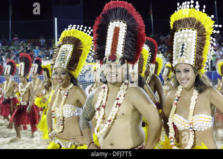 Papeete, Tahiti. 28. September 2013. Tänzer Beach-Soccer: FIFA Beach Soccer World Cup Tahiti 2013 geschlosen Zeremonie Tahua Sängertruppen-Stadion in Papeete, Tahiti. © Wataru Kohayakawa/AFLO/Alamy Live-Nachrichten Stockfoto