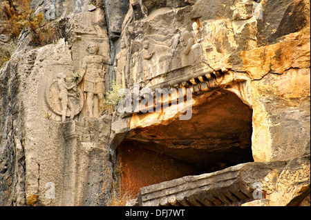 Ein antiker lykischen Felsen geschnitten Grab eines Gladiators und Familie deren Basrelief-Skulpturen kann gesehen, Myra Anatolien Stockfoto