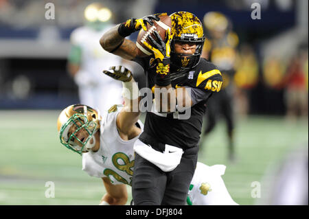 Arlington, TX, USA. 5. Oktober 2013. Arizona State Sun Devils Empfänger Jaelen Strong (21) fängt einen Pass von Sun Devils Quarterback Taylor Kelly für ein First Down gegen Notre Dame Fighting Irish Sicherheit Austin Collinsworth (28) im zweiten Quartal Aktion der Baureihe 2013 Kleeblatt im AT&T Stadium in Arlington, Texas, Dienstag, 5. November 2013. Bildnachweis: Cal Sport Media/Alamy Live-Nachrichten Stockfoto