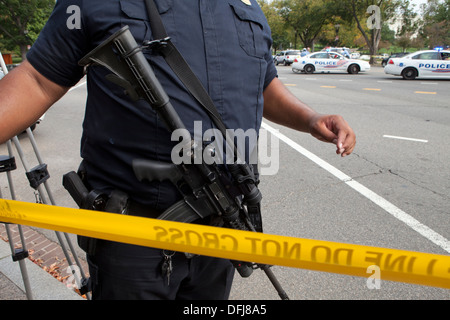 Polizist mit einem halbautomatischen Gewehr Polizei Linie Klebeband an einem Tatort - Washington, DC USA aufstellen Stockfoto