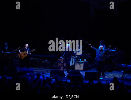 Bournemouth, UK. 5. Oktober 2013. Crosby, Stills und Nash (5. Oktober 2013) im Bournemouth International Centre. Erster Auftritt ihrer UK-Tour.  Kredit-Paul Glendell / Alamy Live News Bildnachweis: Paul Glendell/Alamy Live-Nachrichten Stockfoto