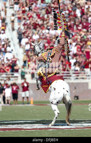 Tallahassee, FL, USA. 5. Oktober 2013. 5. Oktober 2013: Florida State Seminolen Maskottchen Chief Osceola Pflanzen seinen Speer zum Starten des Spiels zwischen Maryland Terrapins und der Florida State Seminolen Doak S. Campbell Stadium. Bildnachweis: Cal Sport Media/Alamy Live-Nachrichten Stockfoto