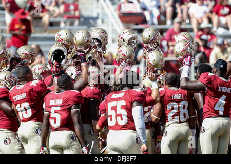 Tallahassee, FL, USA. 5. Oktober 2013. 5. Oktober 2013: The Florida State Seminolen versammeln sich auf dem Feld vor dem Start des Spiels zwischen Maryland Terrapins und der Florida State Seminolen Doak S. Campbell Stadium. Bildnachweis: Cal Sport Media/Alamy Live-Nachrichten Stockfoto