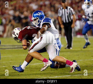 Columbia, SC, USA. 5. Oktober 2013. Großbritanniens 2-Alvin Dupree angegangen SC Quarterback 17-Dylan Thompson, wie der University of Kentucky South Carolina in Williams-Brice Stadium in Columbia, SC Samstag, 5. Oktober 2013 gespielt. Dies ist die zweite Quartal Fußball-Action. Foto von Charles Bertram | Personal. Bildnachweis: Lexington Herald-Leader/ZUMAPRESS.com/Alamy Live-Nachrichten Stockfoto