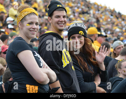 Iowa City, Iowa, USA. 5. Oktober 2013. 5. Oktober 2013: Iowa Fans während eines Fußballspiels der Big Ten Conference zwischen Michigan State Spartans und die Iowa Hawkeyes gesehen spielte in Kinnick Stadium in Iowa City, IA. Michigan State gewann 26-14. Bildnachweis: Csm/Alamy Live-Nachrichten Stockfoto