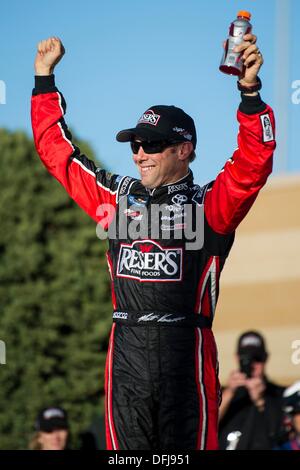 Kansas City, KS, USA. 5. Oktober 2013. Kansas City, KS - 5. Oktober 2013: Matt Kenseth (18) gewinnt die Kansas Lottery 300 auf dem Kansas Speedway in Kansas City, KS. Bildnachweis: Csm/Alamy Live-Nachrichten Stockfoto