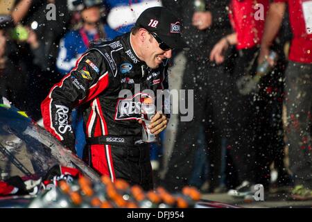 Kansas City, KS, USA. 5. Oktober 2013. Kansas City, KS - 5. Oktober 2013: Matt Kenseth (18) gewinnt die Kansas Lottery 300 auf dem Kansas Speedway in Kansas City, KS. Bildnachweis: Csm/Alamy Live-Nachrichten Stockfoto