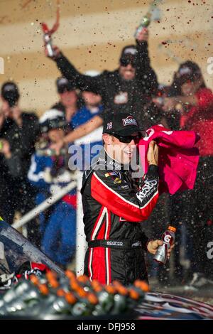 Kansas City, KS, USA. 5. Oktober 2013. Kansas City, KS - 5. Oktober 2013: Matt Kenseth (18) gewinnt die Kansas Lottery 300 auf dem Kansas Speedway in Kansas City, KS. Bildnachweis: Csm/Alamy Live-Nachrichten Stockfoto