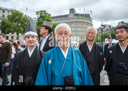 Japanische Kimono. Trafalgar Square, London, UK. 5. Oktober 2013. Japan-Matsuri 2013 - Herr Sandy Sano (im Bild in der Mitte) ist der Vorsitzende des japanischen Verbandes im Vereinigten Königreich, das Organisationskomitee, die dieses Ereignis anziehen. 2013 ist der 400. Jahrestag der ersten offiziellen Kontakte zwischen Japan und Großbritannien - bekannt als Japan400. Stockfoto