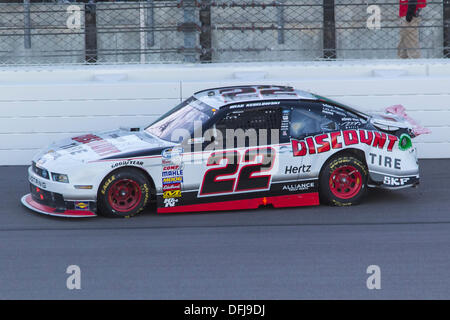 Kansas City, Kansas, USA. 5. Oktober 2013. Brad Keselowski (22) macht kaum Kontakt mit der Wand während der Kansas Lottery 300 auf dem Kansas Speedway in Kansas City, KS. Bildnachweis: Cal Sport Media/Alamy Live-Nachrichten Stockfoto