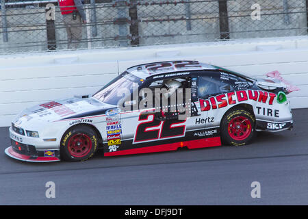 Kansas City, Kansas, USA. 5. Oktober 2013. Brad Keselowski (22) macht kaum Kontakt mit der Wand während der Kansas Lottery 300 auf dem Kansas Speedway in Kansas City, KS. Bildnachweis: Cal Sport Media/Alamy Live-Nachrichten Stockfoto