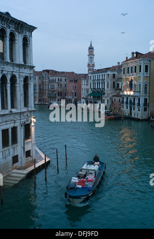 Am frühen Morgen Blick auf den Canal Grande, Venedig von der Rialto-Brücke. Stockfoto