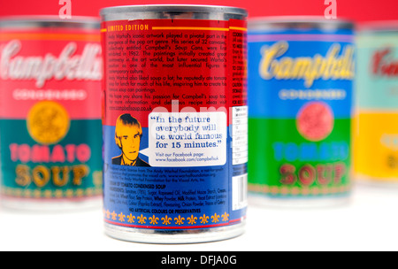 Limitierte Auflage Campbell es Tomato Soup Cans inspiriert der 1960er Jahre Andy Warhol Bilder, London mit seinem Zitat über Ruhm Stockfoto