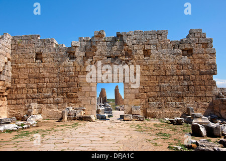 Römischen Tore & Festungen Perge, 3. Cent mit der älteren Türme der hellenistischen Tore im Inneren. AD. Perge (Perga) Archäo Stockfoto