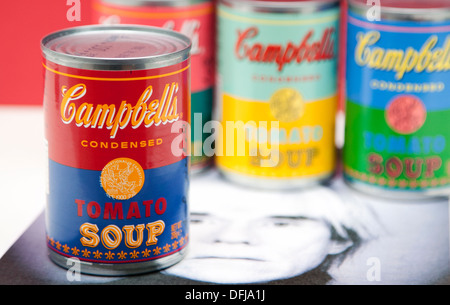 Limitierte Auflage Campbell es Tomato Soup Cans inspiriert der 1960er Jahre Andy Warhol Bilder, London Stockfoto