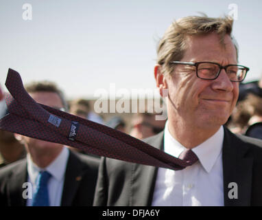 Kunduz, Afghanistan. 6. Oktober 2013. Die Krawatte der deutsche Außenminister Guido Westerwelle Wellen als ein Hubschrauber nähert sich zur Landung vor der Übergabe des Lagers Feld der deutschen ISAF-Truppen in Kunduz, Afghanistan, 6. Oktober 2013. Soldaten der deutschen Kontingenz des International Sicherheit Assistance Force (ISAF) am 06 Oktober zog sich schließlich aus ihrer Basis in Kunduz, die von nun an von der afghanischen Armee (ANA) und die ANCOP verwendet werden. Foto: MICHAEL KAPPELER/Dpa/Alamy Live News Stockfoto