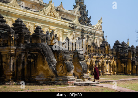 Ein buddhistischer Mönch, Eintritt ins Maha Aung Mye Bon Zan Kloster. AVA. Myanmar. Stockfoto