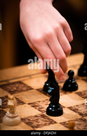 Hand und Schach Stücke Stockfoto