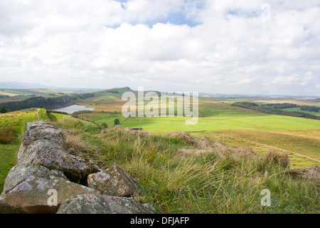 Der Hadrianswall bei Hotbanks Klippen Northumberland, Blick nach Westen Stockfoto